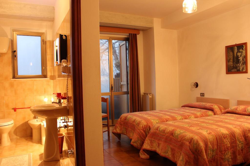 Albergo Ristorante Montecucco Da Tobia Sigillo Zimmer foto